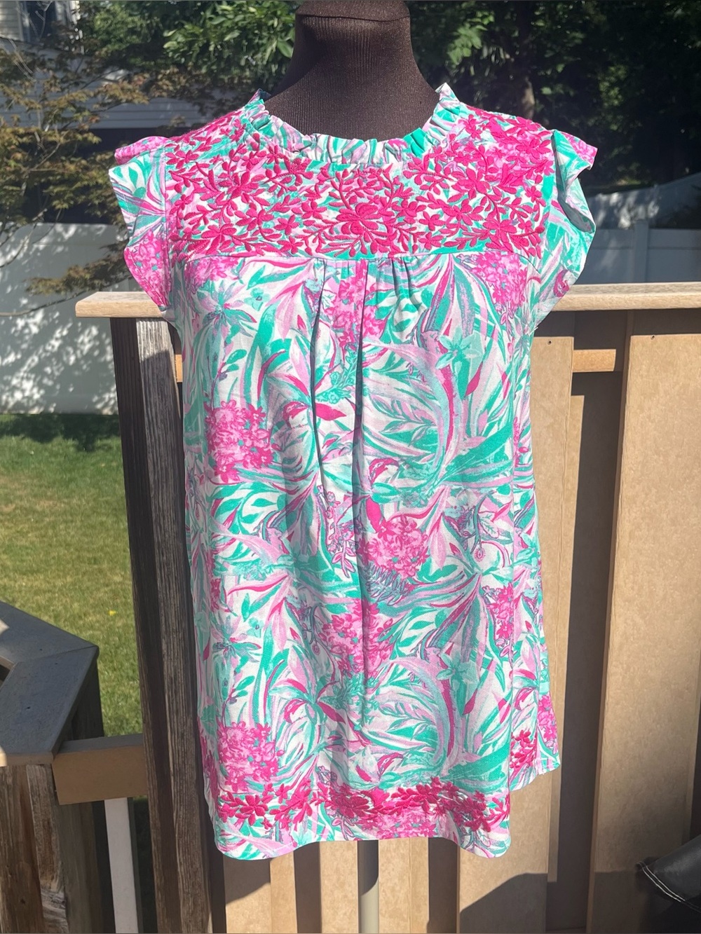 Emily Wonder Women’s Floral Embroidered Ruffled Top Size S Preppy Coastal Palm